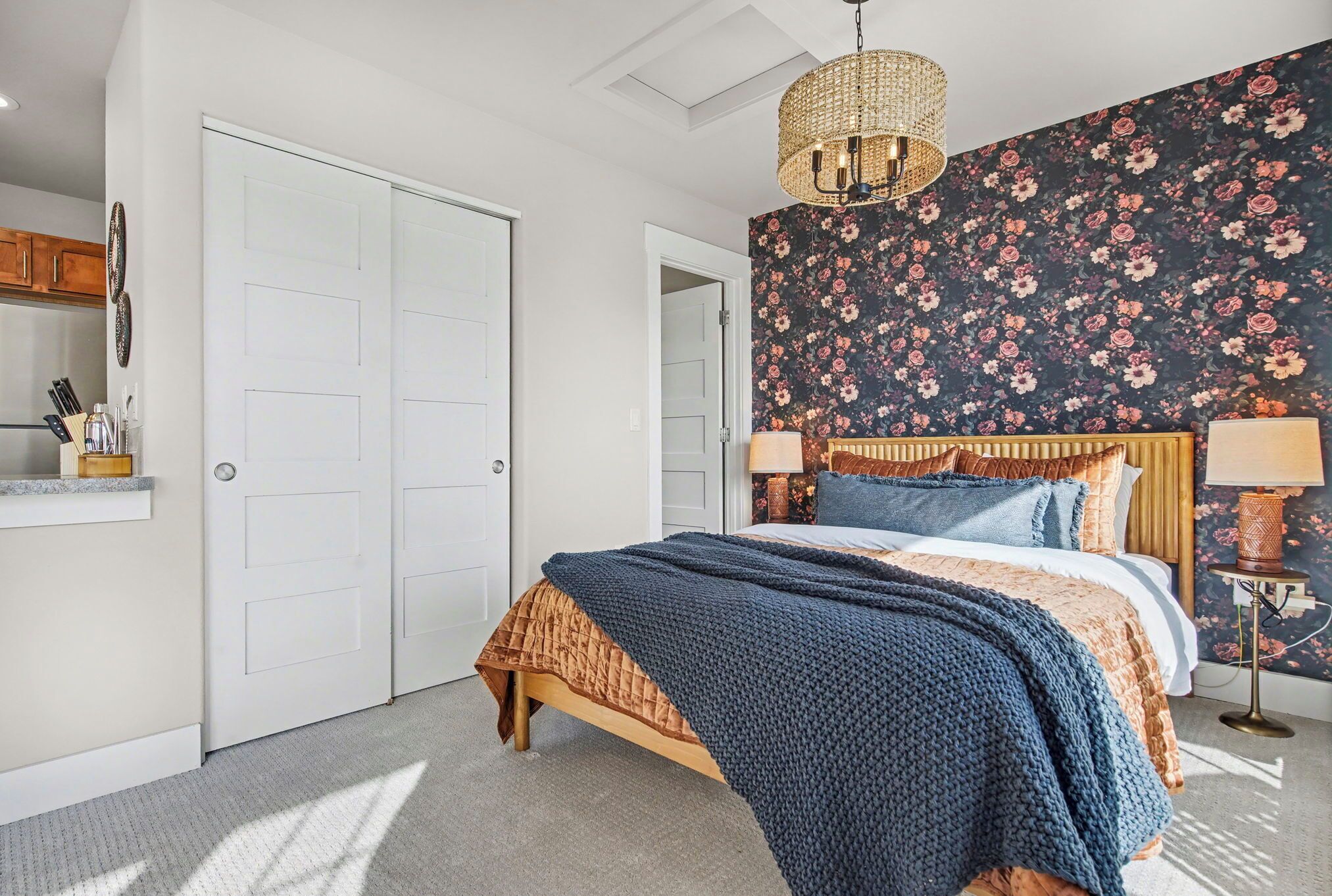 1 soverom, skrivebord, strykejern/-brett og reiseseng for barn