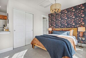 1 makuuhuone, työpöytä, silitysrauta/-lauta, vauvan matkasänky