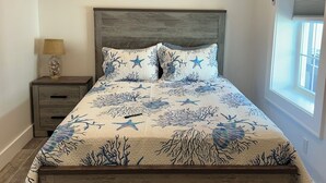 A bedroom with a bed, nightstands, a lamp, and a window with blinds. - Wonderful 4-bedroom apartment with AC in peaceful Saco (Saco)