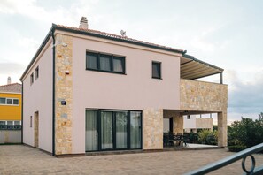 Fachada de la propiedad
