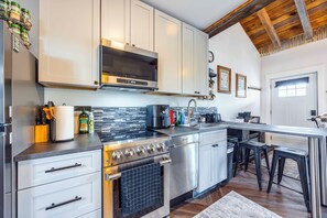 ثلاجة، ميكروويف، فرن، غسالة أطباق