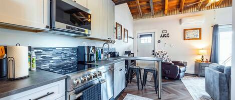 Kühlschrank, Mikrowelle, Ofen, Geschirrspüler