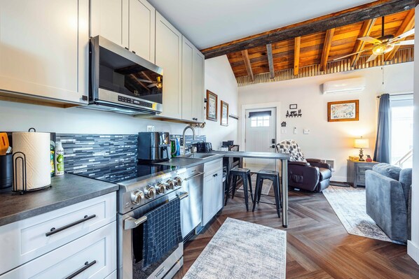 ثلاجة، ميكروويف، فرن، غسالة أطباق