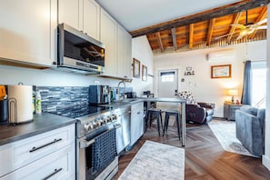 Fridge, microwave, oven, dishwasher - DV166-Cozy Bungalow! Pets Ok, Breweries! (Davis)