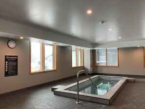 Pool - Luxury Spring Creek Condo with Hot Tub (Canmore)