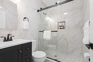 Dusche, Haartrockner, Handtücher, Seife