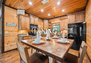 Dining - Honeymoon Cabin in Broken Bow | Romantic Woodland Escape for Couples (Broken Bow)