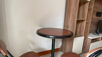 Dreibettzimmer, Balkon, Meerblick | Schreibtisch, laptopgeeigneter Arbeitsplatz, schallisolierte Zimmer