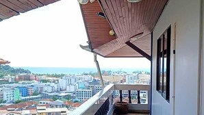 A balcony with a view of a cityscape. - Aksarai Hotel Patong  (Patong)