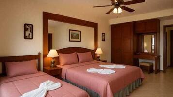 Dreibettzimmer, Balkon, Meerblick | Schreibtisch, laptopgeeigneter Arbeitsplatz, schallisolierte Zimmer