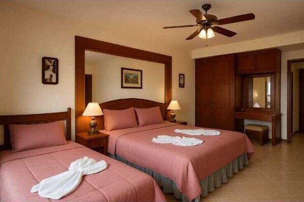 Dreibettzimmer, Balkon, Meerblick | Schreibtisch, laptopgeeigneter Arbeitsplatz, schallisolierte Zimmer