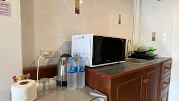 Dreibettzimmer, Balkon, Meerblick | Schreibtisch, laptopgeeigneter Arbeitsplatz, schallisolierte Zimmer