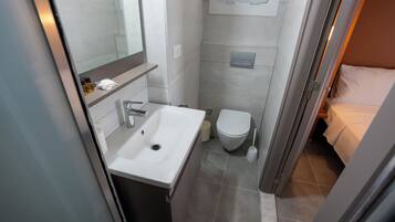 Standard Room | Bathroom | Shower, hair dryer, bathrobes, towels