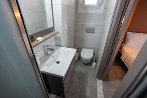 Habitación estándar | Baño | Ducha, secador de pelo, albornoces y toallas