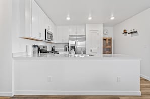 Jääkaappi, mikroaaltouuni, uuni, liesi