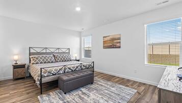 4 slaapkamers, een bureau, een strijkplank/strijkijzer, reisbedje