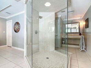Shower, hair dryer, towels, toilet paper - Urban Retreat in Orlando (Orlando)