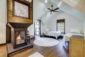 2 عدّة غرف نوم وخدمة الإنترنت وملاءات أسرّة