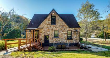 Old Stone Cottage Retreat in the Heart of Missouri