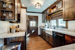 Réfrigérateur, micro-ondes, plaque de cuisson, lave-vaisselle