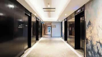 Familie suite, 3 slaapkamers, toegang tot de clublounge, uitzicht op stad | Lakens van Egyptisch katoen, luxe beddengoed, donzen dekbedden