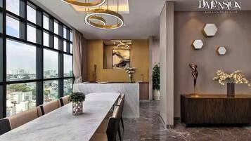 Presidentiële suite, 2 slaapkamers, toegang tot de clublounge, uitzicht op stad | Lakens van Egyptisch katoen, luxe beddengoed, donzen dekbedden