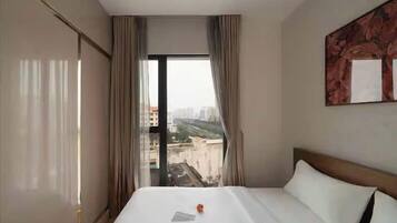 Familie suite, 3 slaapkamers, toegang tot de clublounge, uitzicht op stad | Lakens van Egyptisch katoen, luxe beddengoed, donzen dekbedden