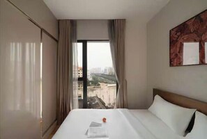 Familie suite, 3 slaapkamers, toegang tot de clublounge, uitzicht op stad | Lakens van Egyptisch katoen, luxe beddengoed, donzen dekbedden