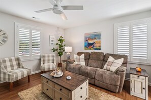 TV - Bay Ridge House- Charming 2-Bedroom Home – Large Backyard, Family-Friendly, Clos (Annapolis)