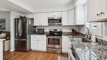 Fridge, microwave, stovetop, dishwasher