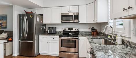 Réfrigérateur, micro-ondes, plaque de cuisson, lave-vaisselle