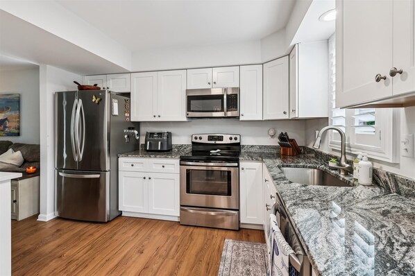 ثلاجة، ميكروويف، موقد طهي مسطح، غسالة أطباق