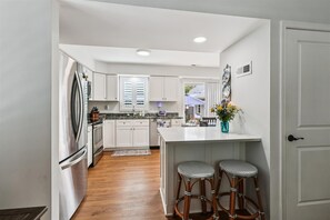 Een koelkast, een magnetron, een kookplaat, een vaatwasser