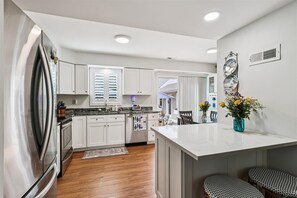 ثلاجة، ميكروويف، موقد طهي مسطح، غسالة أطباق