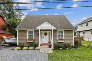 Exterior - Bay Ridge House- Charming 2-Bedroom Home – Large Backyard, Family-Friendly, Clos (Annapolis)