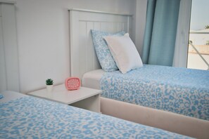 Tabla de planchar con plancha, internet y ropa de cama 