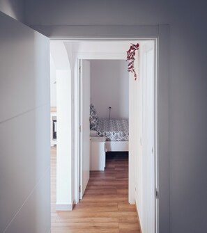 Een strijkplank/strijkijzer, internet, beddengoed