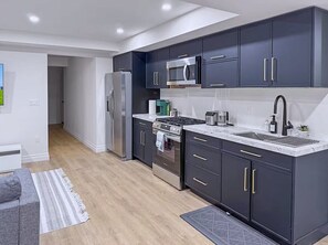 ثلاجة، ميكروويف، فرن، موقد طهي مسطح