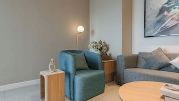 Suite familiar, 3 habitaciones, con acceso al salón lounge del club, vista a la ciudad | Sábanas de algodón egipcio, ropa de cama de alta calidad y edredón