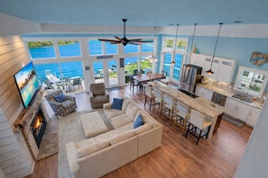 Televisión, chimenea y libros 