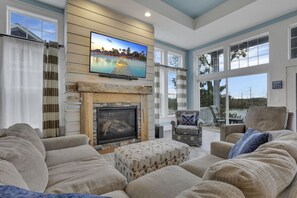 Televisión, chimenea y libros 