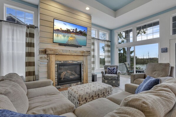 Téléviseur, foyer, livres