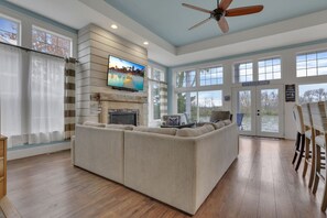 Télévision, cheminée, livres