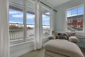 Télévision, cheminée, livres