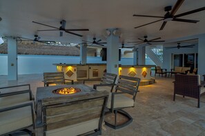 Outdoor dining - ULTIMATE KEYS GETAWAY!  WATERFRONT HOUSE WITH POOL, HOT TUB, CABANA AND MORE! (Key Largo)