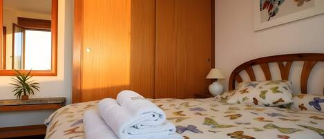 2 habitaciones, tabla de planchar con plancha, wifi y ropa de cama