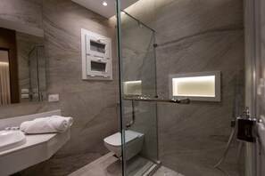 Bidet, Handtücher, Seife, Toilettenpapier