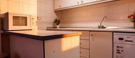 Geladeira, micro-ondas, fogão, cooktop