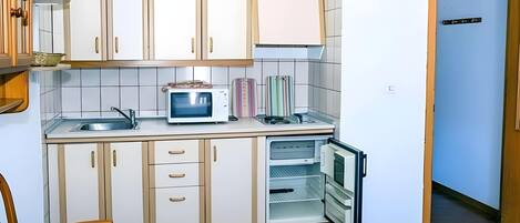 Kühlschrank, Mikrowelle, Herdplatte, Geschirrspüler