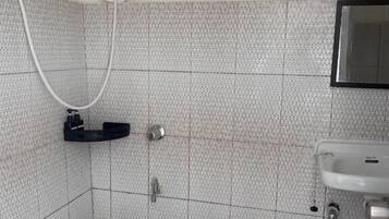 Articles de toilette gratuits, serviettes fournies, savon, shampoing